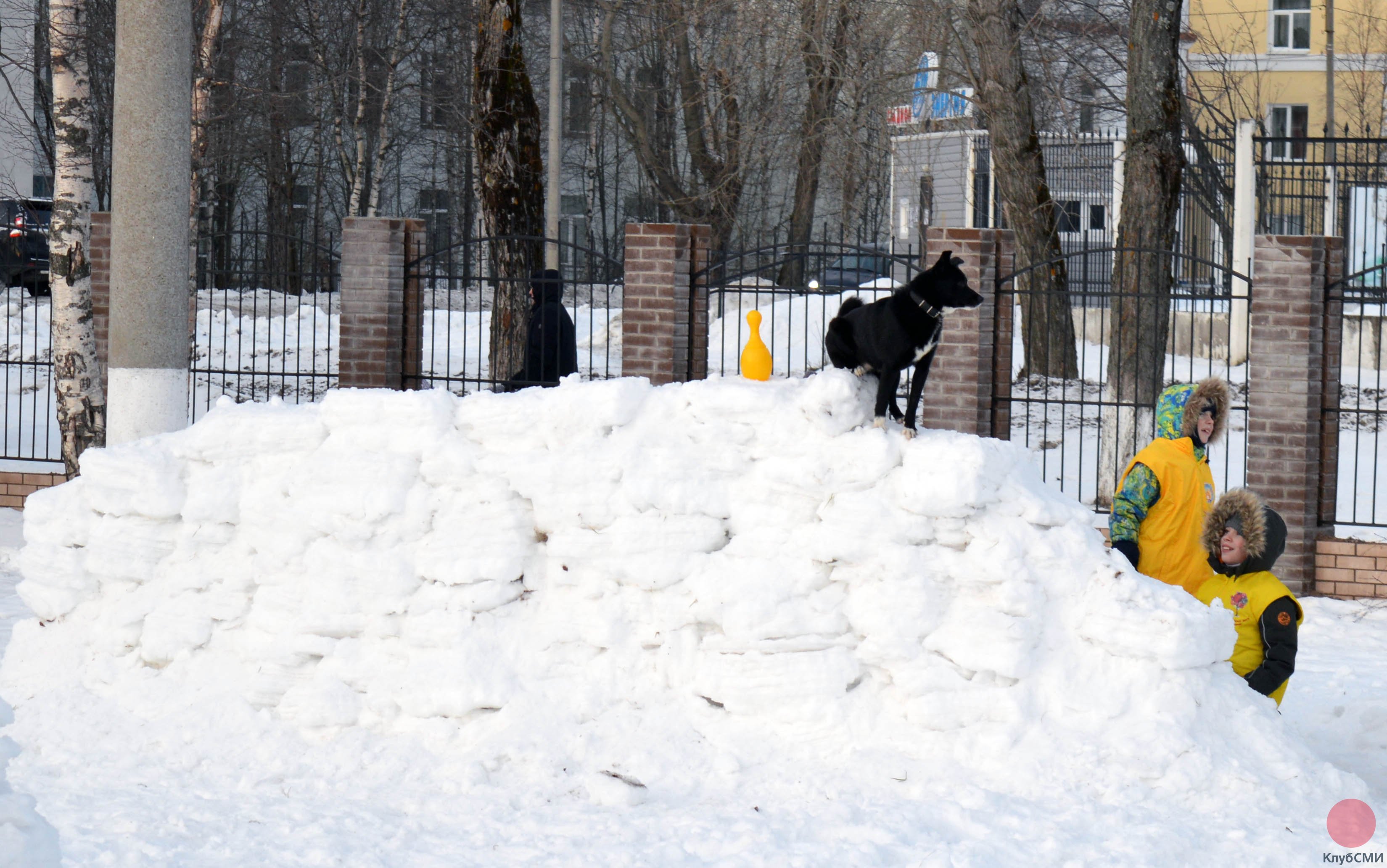 В северодвинском парке штурмовали снежную крепость